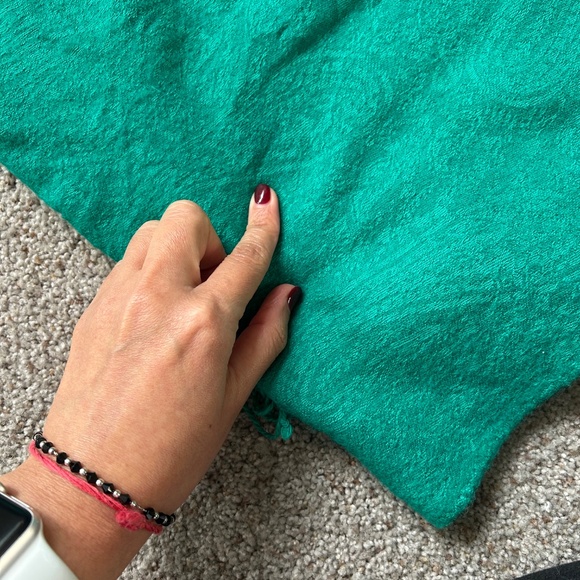 100 percent wool green scarf/wrap - Picture 3 of 8